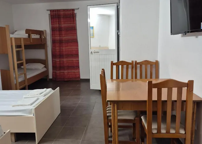 Rooms And Apartments Analipsi